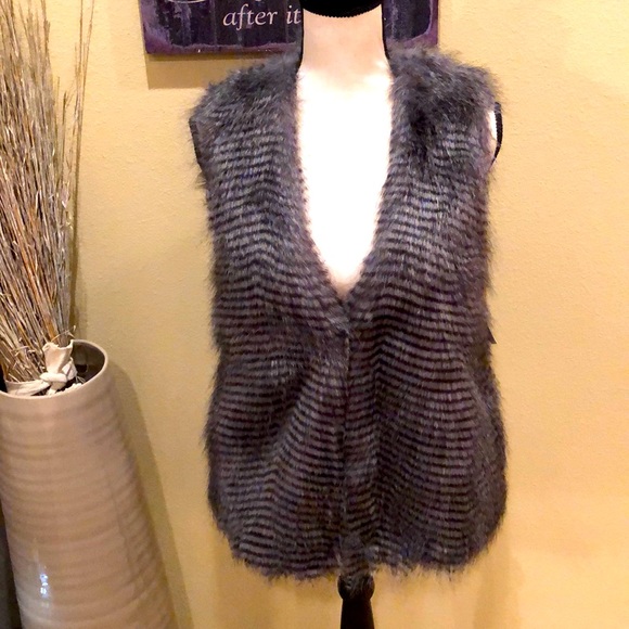Jack by BB Dakota Revolve Boho Gray Black Faux Fur Vest Small - Picture 3 of 10